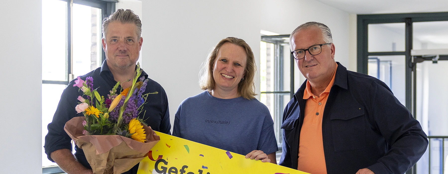 Kandidaat ontvangt de 4000e scholingscheque van ikbindr, met bloemen en feestelijke uitreiking