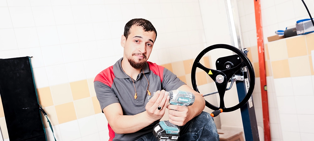 Technisch medewerker met accuboormachine tijdens een klus