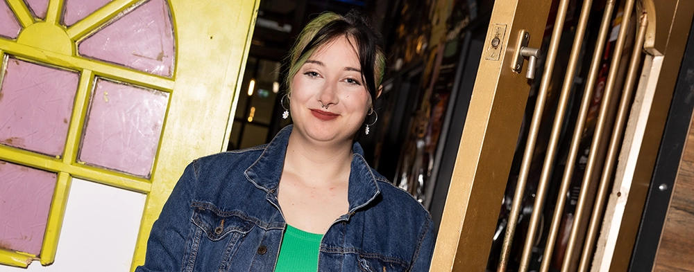 Portret van een jonge deelnemer aan een scholingstraject, lachend bij de Twentsche Foodhal