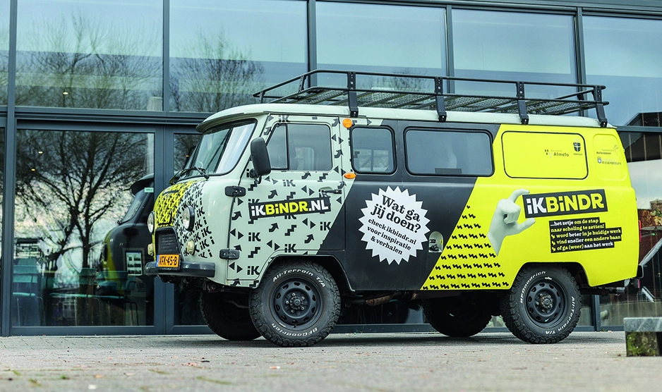 IKBINDR Bus op het plein bij het Kulturhus in Borne