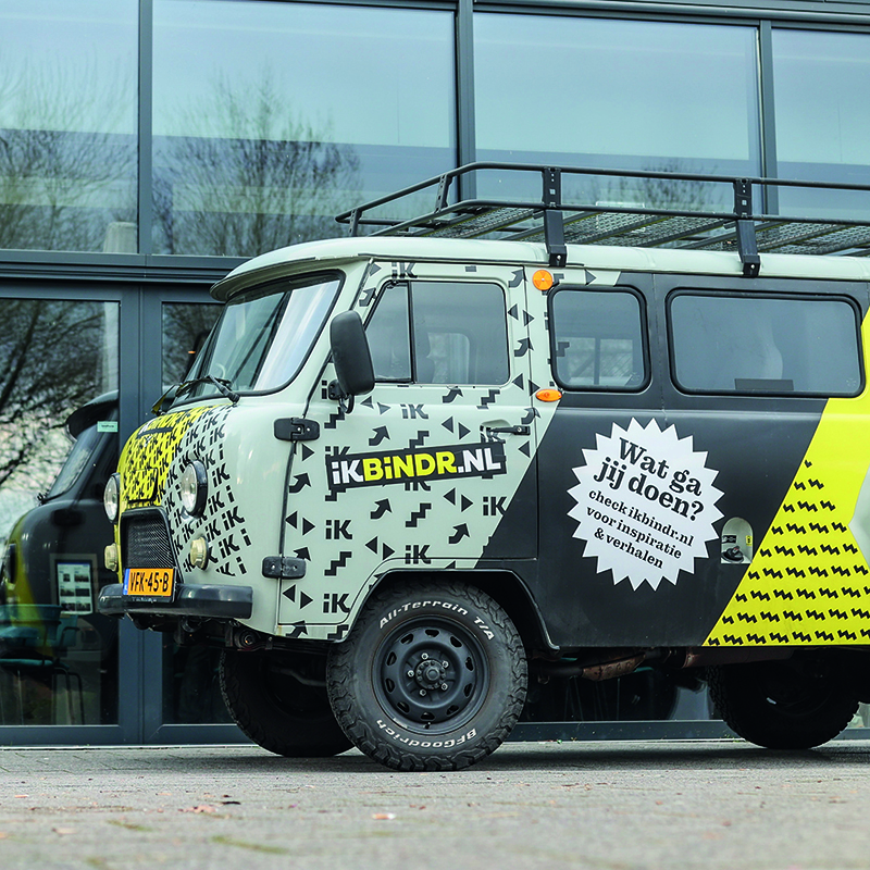 IKBINDR Bus op het plein bij het Kulturhus in Borne