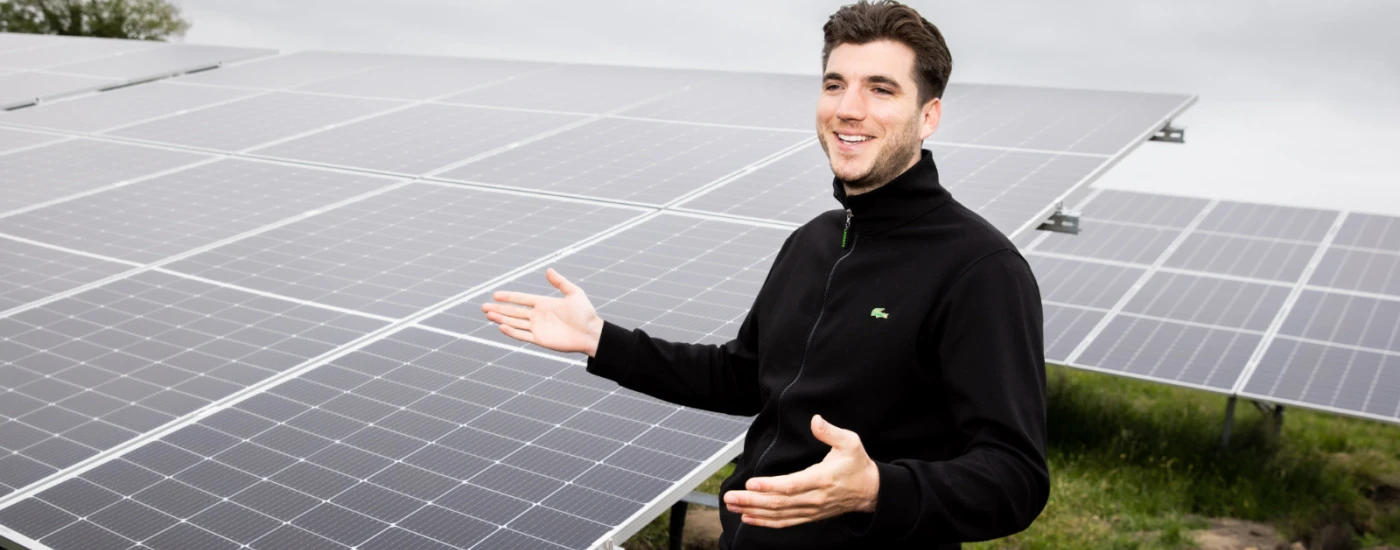 Technisch medewerker naast zonnepanelen, werkzaam in de duurzame energiesector via omscholingstraject