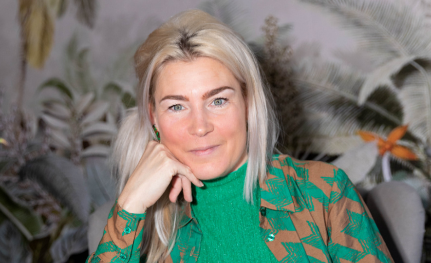 Portret van lachende vrouw in groene trui, deelnemer aan scholingstraject