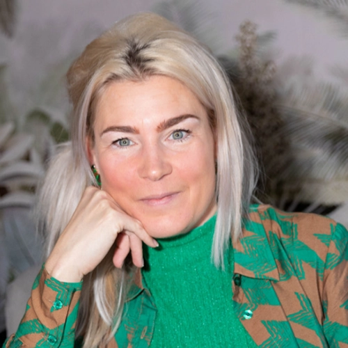 Portret van lachende vrouw in groene trui, deelnemer aan scholingstraject