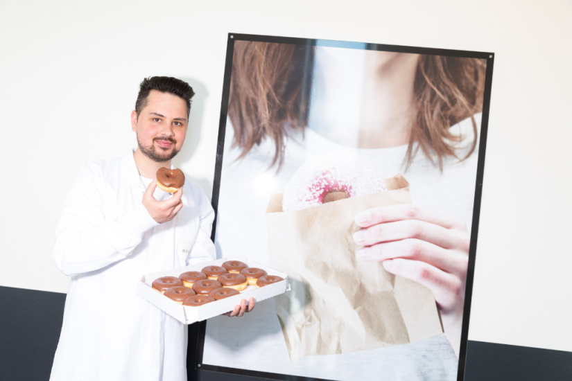 Werknemer van Europastry presenteert een schaal met gebak