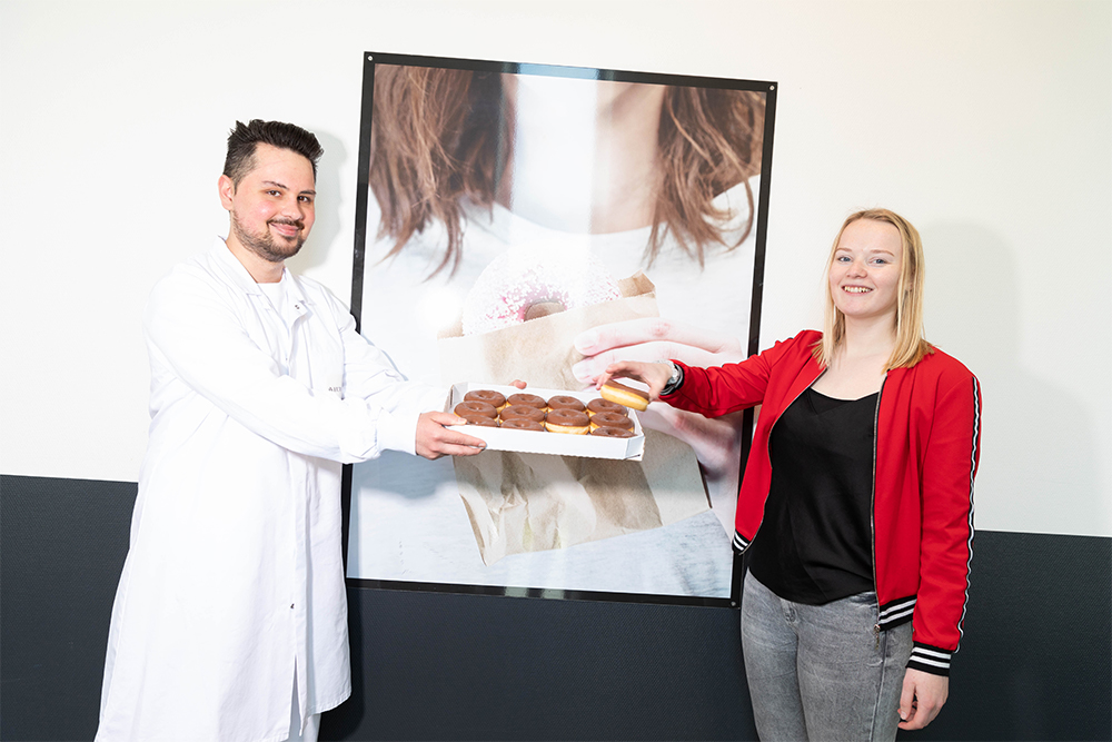 Werkgever en werknemer van Europastry presenteren een schaal met gebak