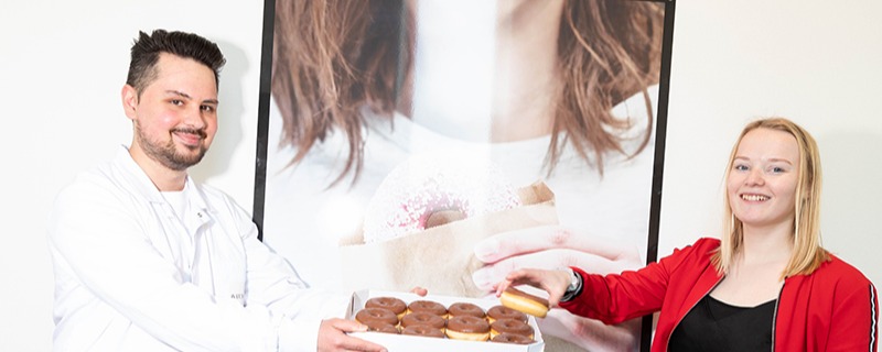 Werkgever en werknemer van Europastry presenteren een schaal met gebak