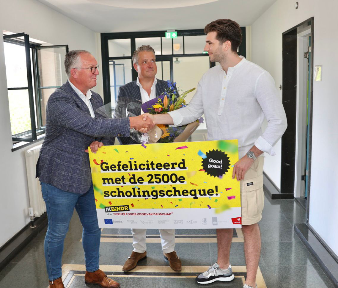 Kandidaat ontvangt de 2500e scholingscheque van ikbindr