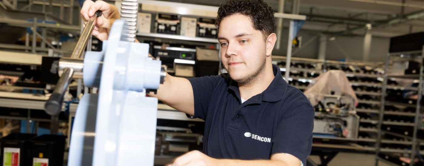 Medewerker van Demcon werkt aan een technische machine