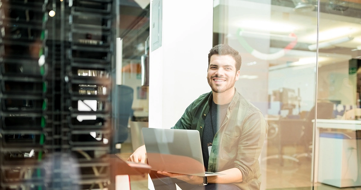 IT-specialist werkt in een serverruimte aan netwerkbeheer