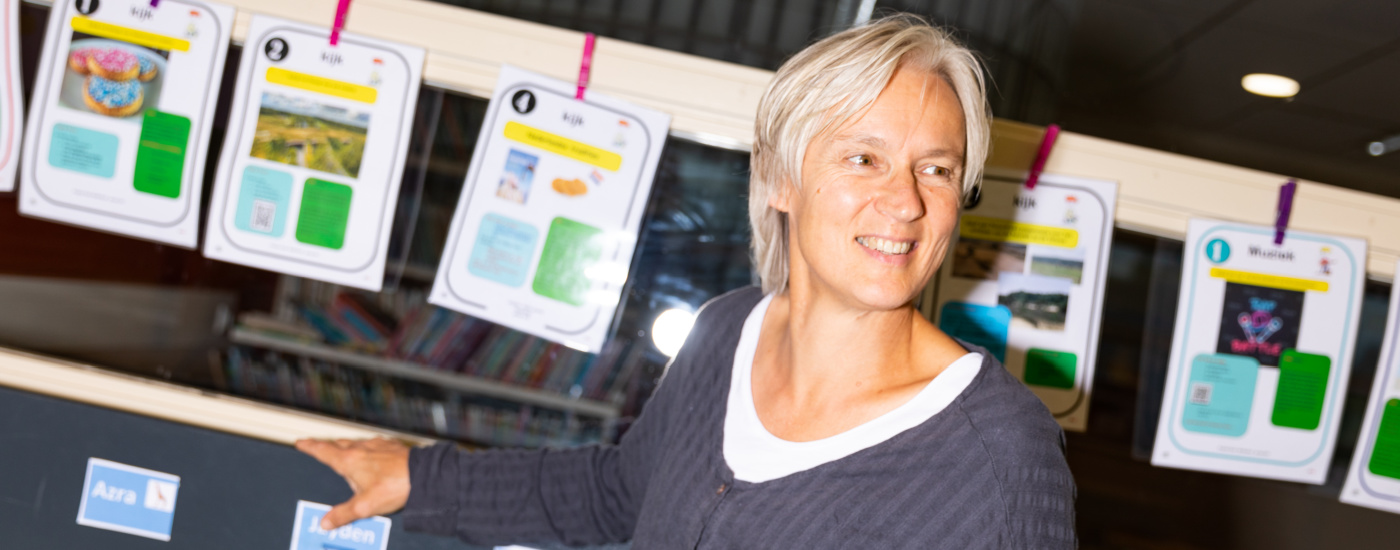 Vrouw met kort blond haar werkt in een werkruimte