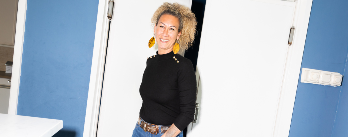 Portret van lachende vrouwelijke deelnemer aan een omscholingstraject in het onderwijs