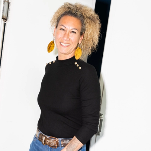 Portret van lachende vrouwelijke deelnemer aan een omscholingstraject in het onderwijs